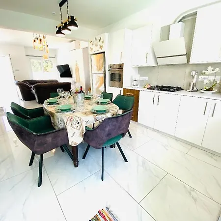 Exclusive Larnaca - 8 Sleeps - 2 Min From - Big Private Pool فيلة *