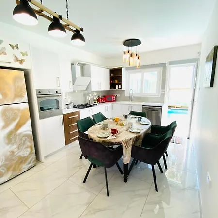 Exclusive Larnaca - 8 Sleeps - 2 Min From - Big Private Pool Villa