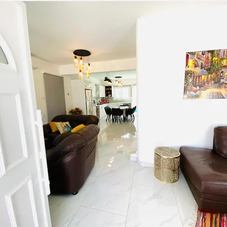 Exclusive Larnaca - 8 Sleeps - 2 Min From - Big Private Pool Villa