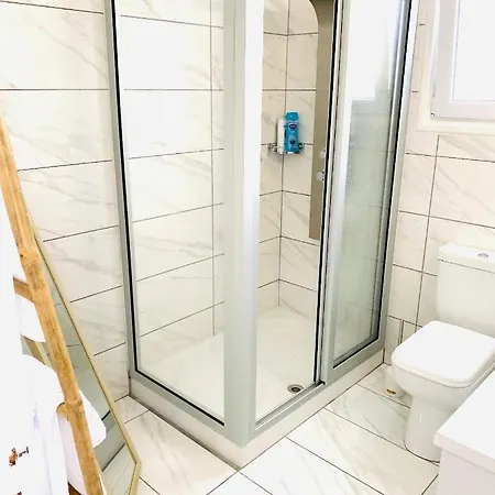 Vilă Exclusive Larnaca - 8 Sleeps - 2 Min From - Big Private Pool