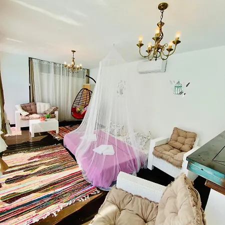 Exclusive Larnaca - 8 Sleeps - 2 Min From - Big Private Pool *
