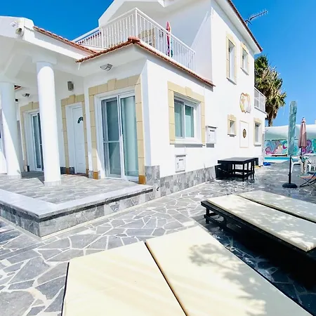 Vilă Exclusive Larnaca - 8 Sleeps - 2 Min From - Big Private Pool